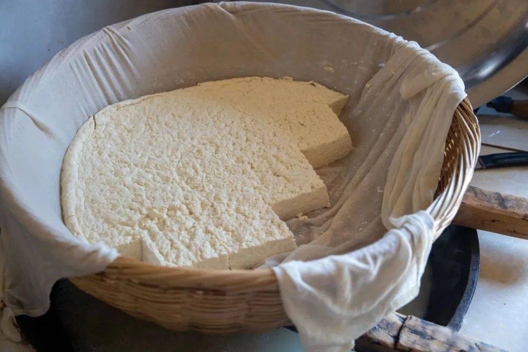 主人,她做了十几年豆腐,来这儿吃饭的基本上都是冲着她的手磨豆腐来的