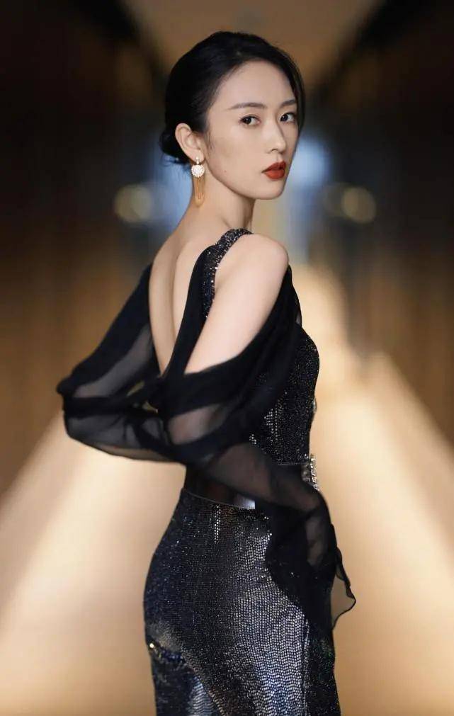 "顾佳"把"锡纸裤"穿到透光,配上高跟鞋后,凹出腿长得要命!