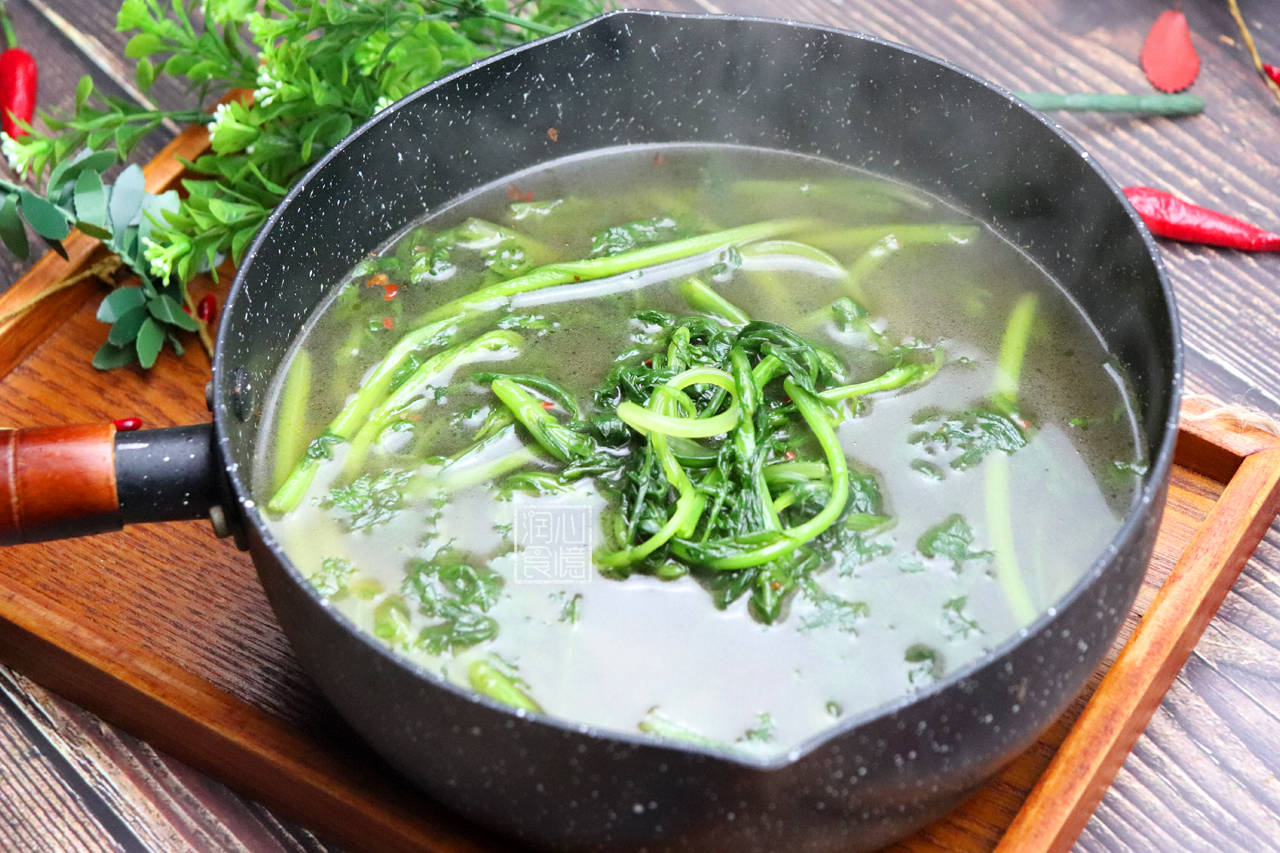 因为茼蒿有一股特殊香味,就像香菜,芹菜,有些人可能接受不了,正好火锅