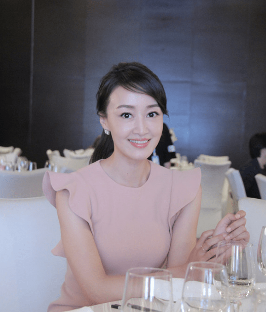 原创她曾是央视主持人两个男人为她而离婚今一家生活幸福美满