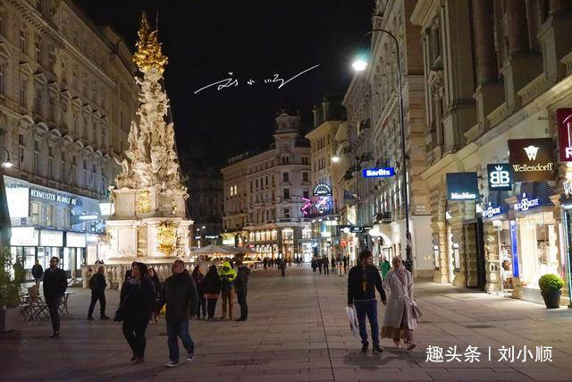 实拍奥地利首都维也纳夜景，艺术气息满满，市民坐在路边听歌剧