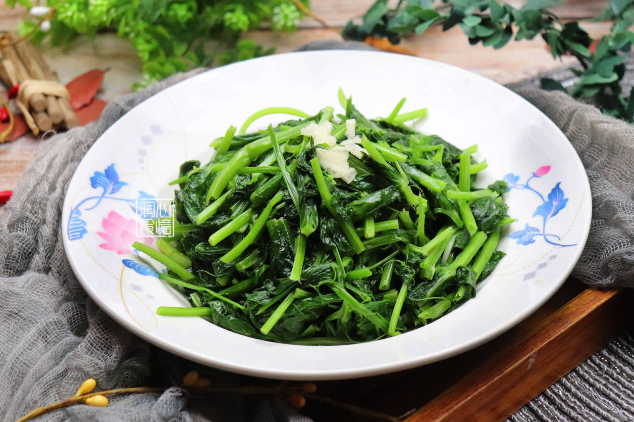 清炒豆尾菜step3:热锅倒入薄油,油热之后把大头蒜下锅爆香.