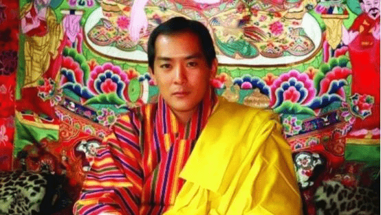 不丹65岁老国王，娶首相四位漂亮千金做妻子，年轻时像极了吴彦祖