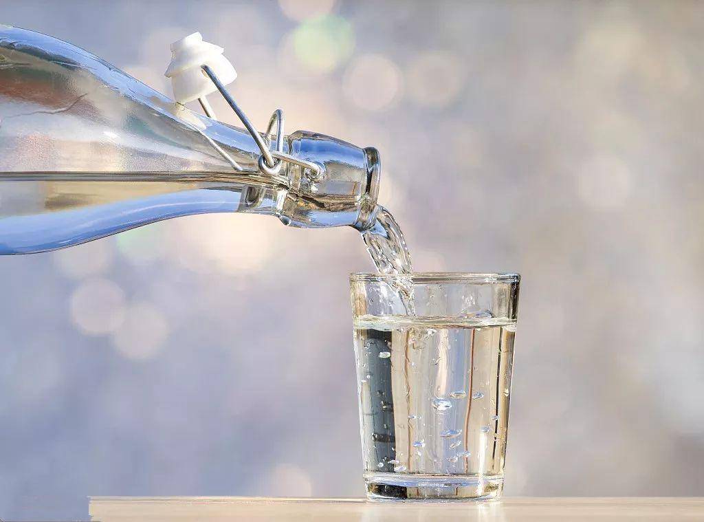 狐大医 喝水也能危及生命 多喝水不如会喝水 保护肾脏健康 这样喝才对 水分