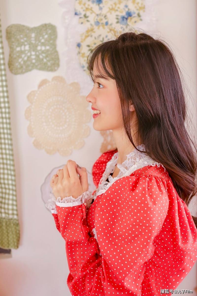 性感美女时尚写真萝莉小清新红色连衣裙露齿甜笑美丽大方