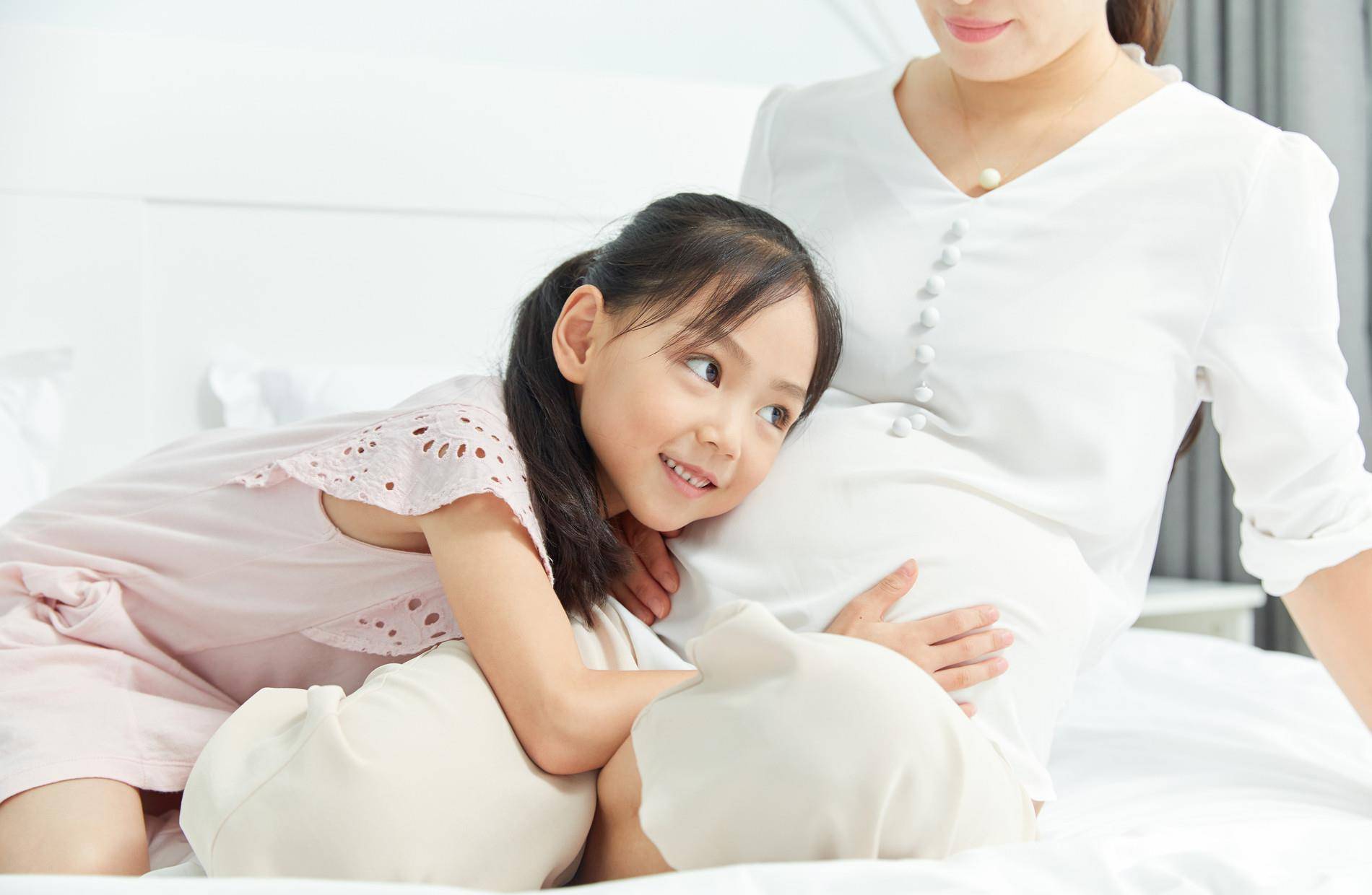 高龄妈妈不顾女儿反对生下二胎,无力照顾直接将孩子推给大宝