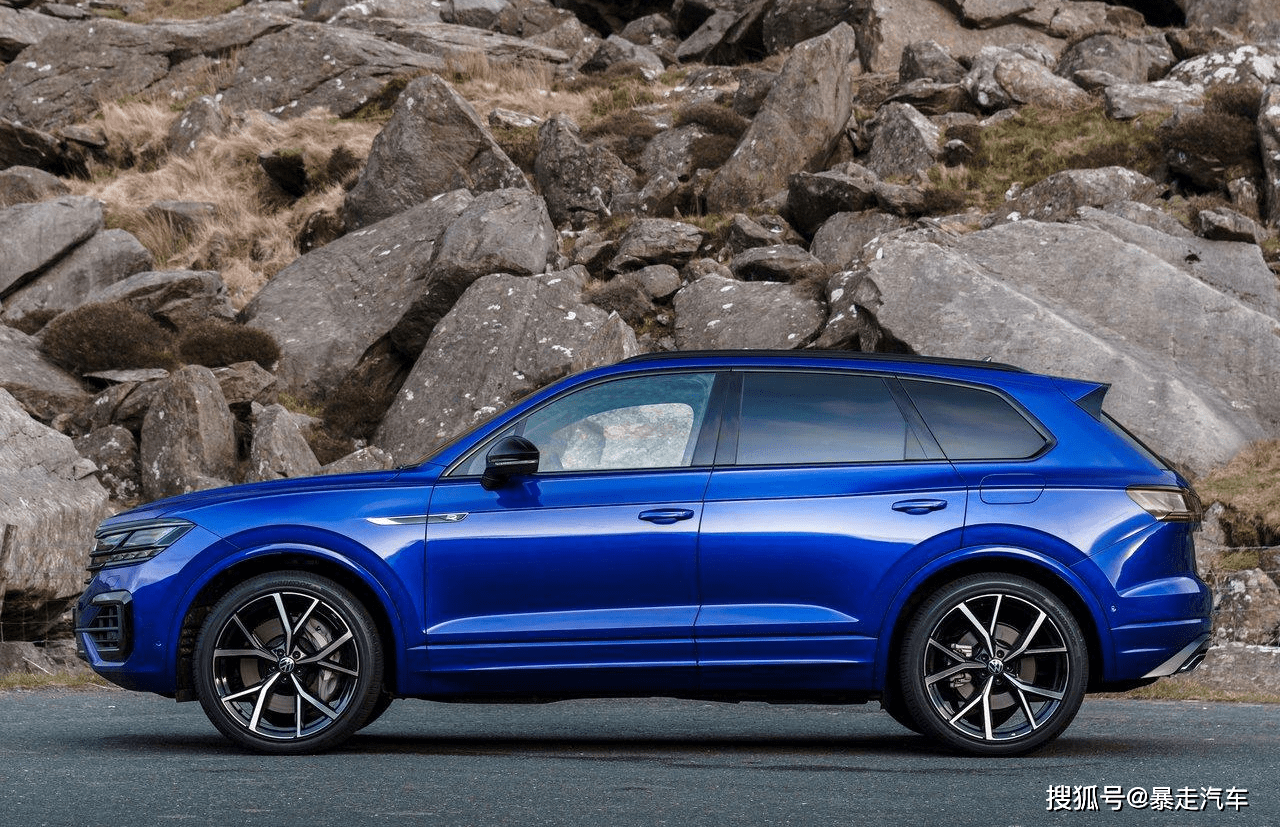 大输出功率为304千瓦,最大扭矩为700牛米,匹配8速tiptronic自动变速箱