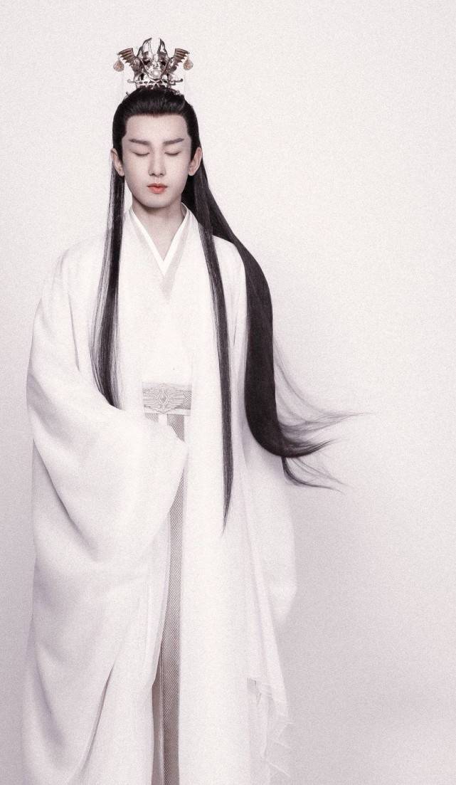 成毅新剧路透来了，白衣造型却太像琉璃，仍未见90花杨紫露面