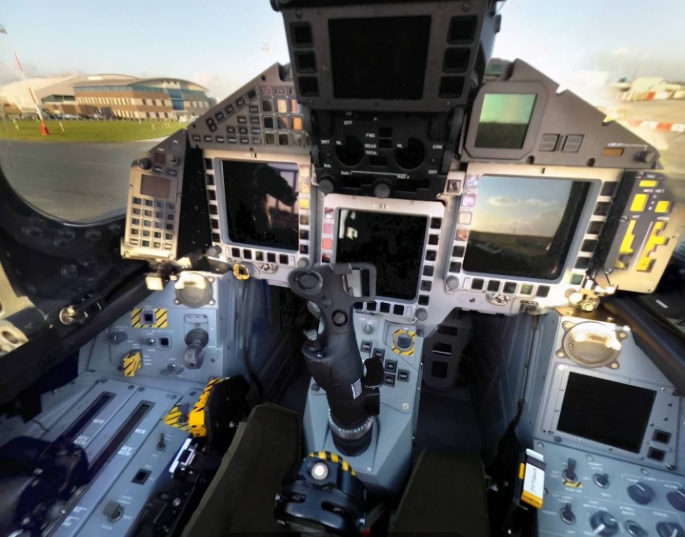 第三代战斗机,相比之前依赖飞行员手拉操作杆,脚蹬方向舵来发出指令