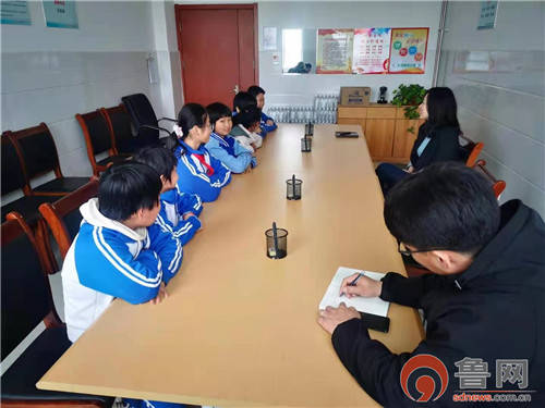 青岛西海岸新区铁山街道新河村:第一书记牵手企业开展爱心助学活动