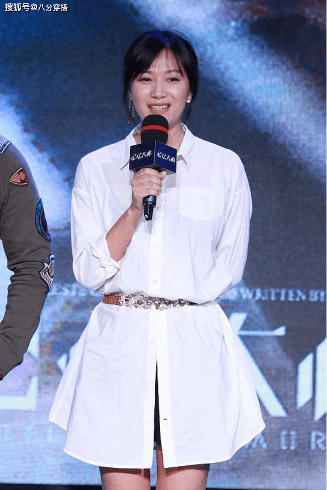 原创徐静蕾骨子里有股文艺范长款衬衫当裙子穿配上腰带显高又显瘦