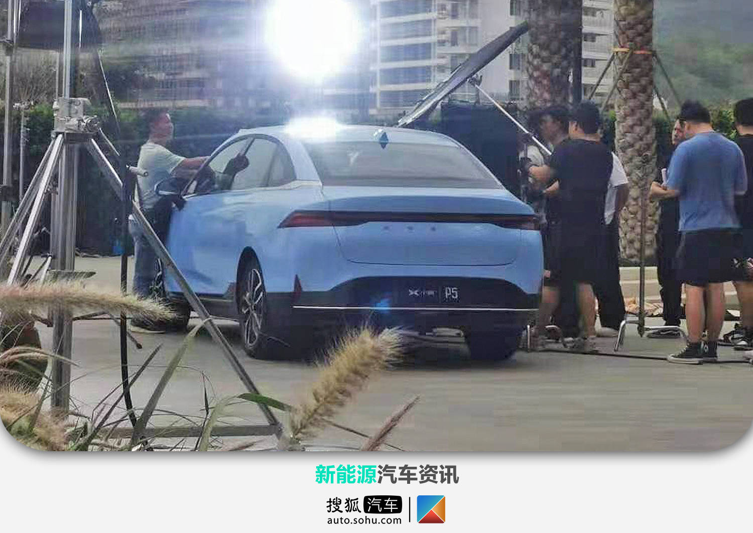 小鹏p5广告车曝光小号p7造型激光雷达加身