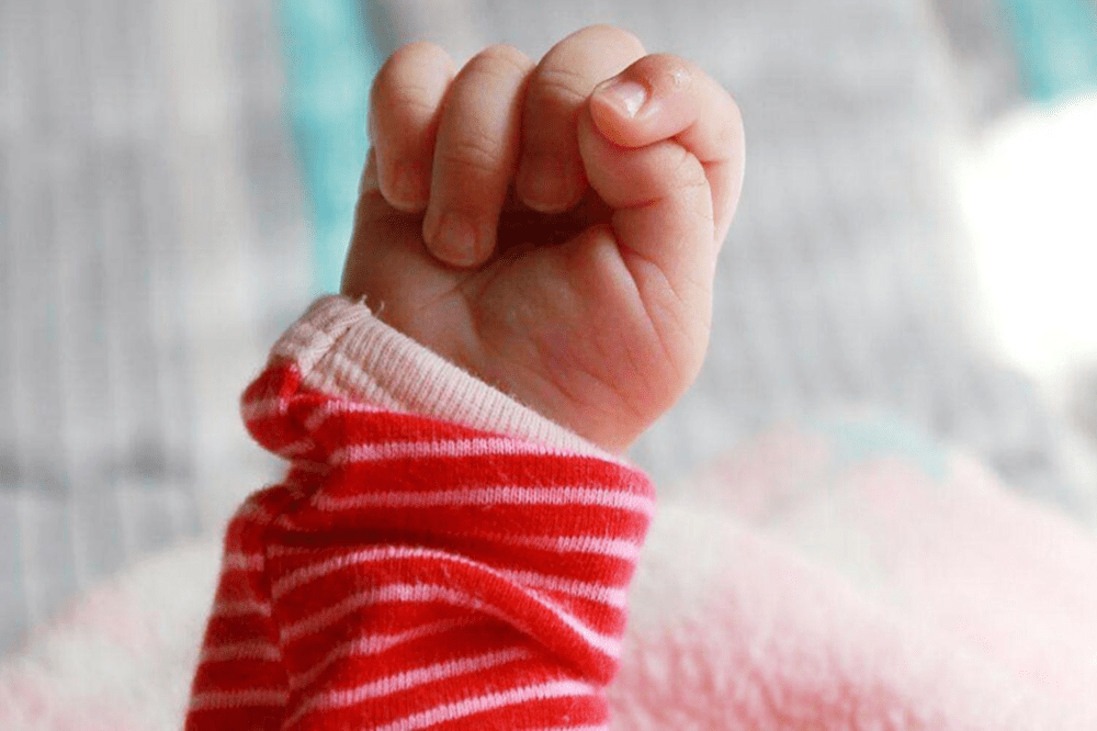 原创胡杏儿官宣生子五口人伸手掌秀幸福宝宝手掌能否打开又成话题
