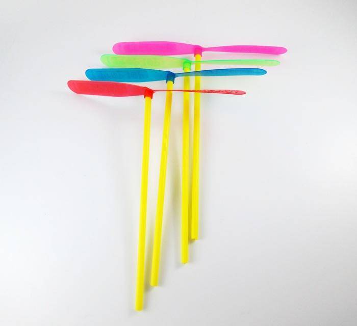 下逼角棋:我记得我们小时候放牛的时候,几个小伙伴经常玩的就是这个棋