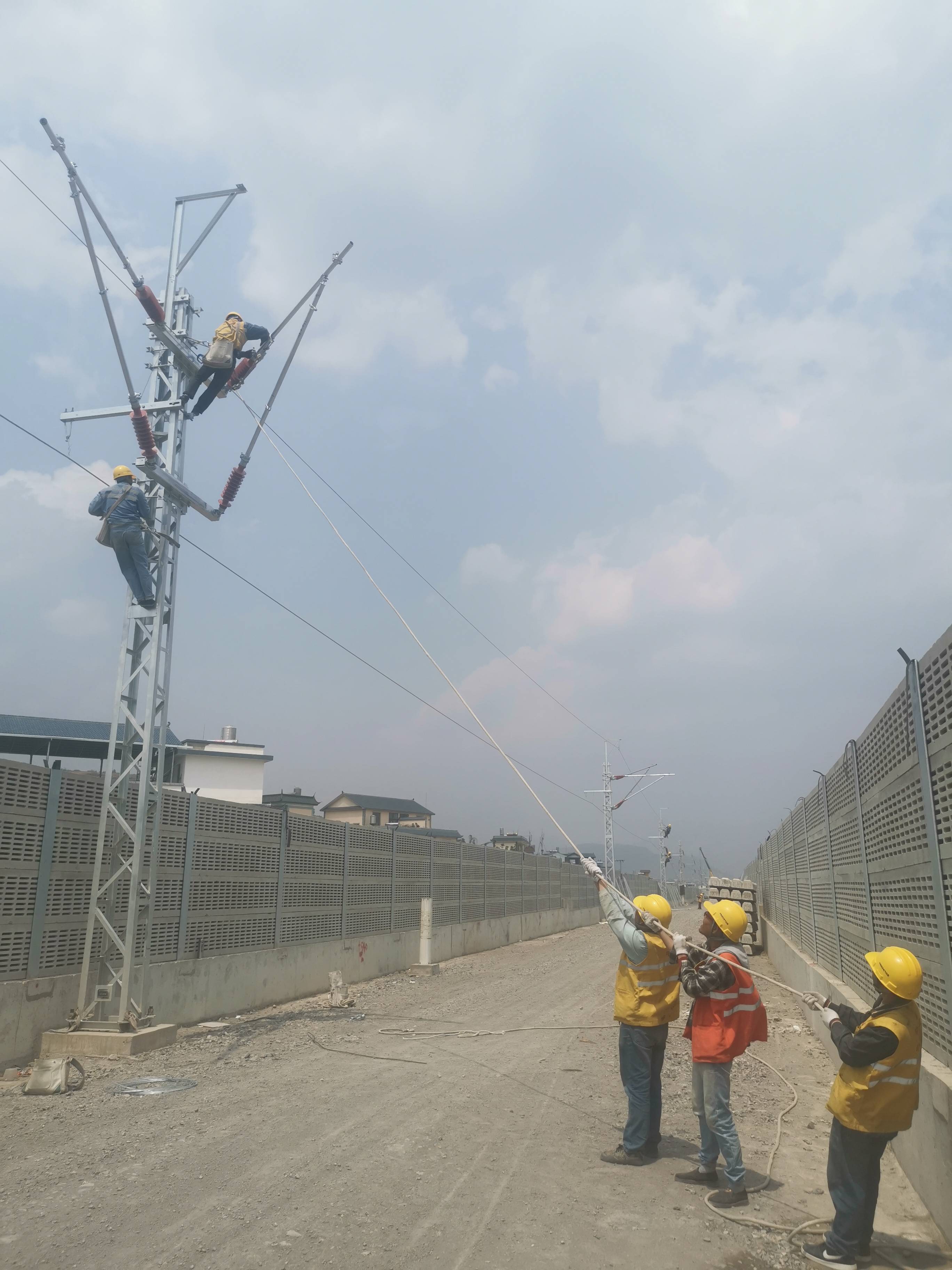 大瑞铁路首条承力索成功架设