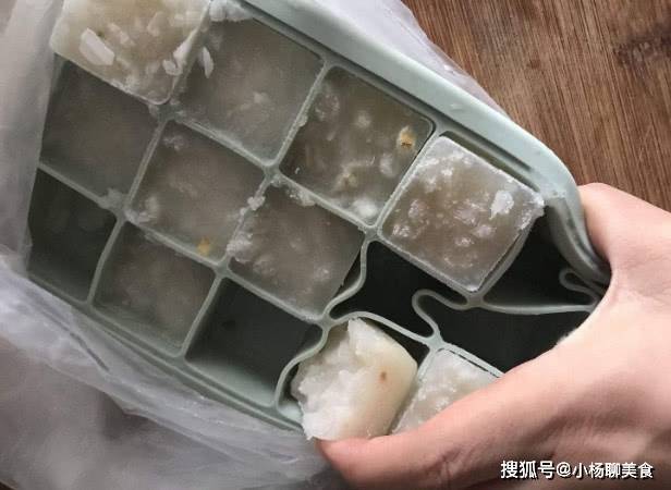 餐厅里的冰块是透明的 为何家中冰箱里是白色的 原来是用了它 杂质