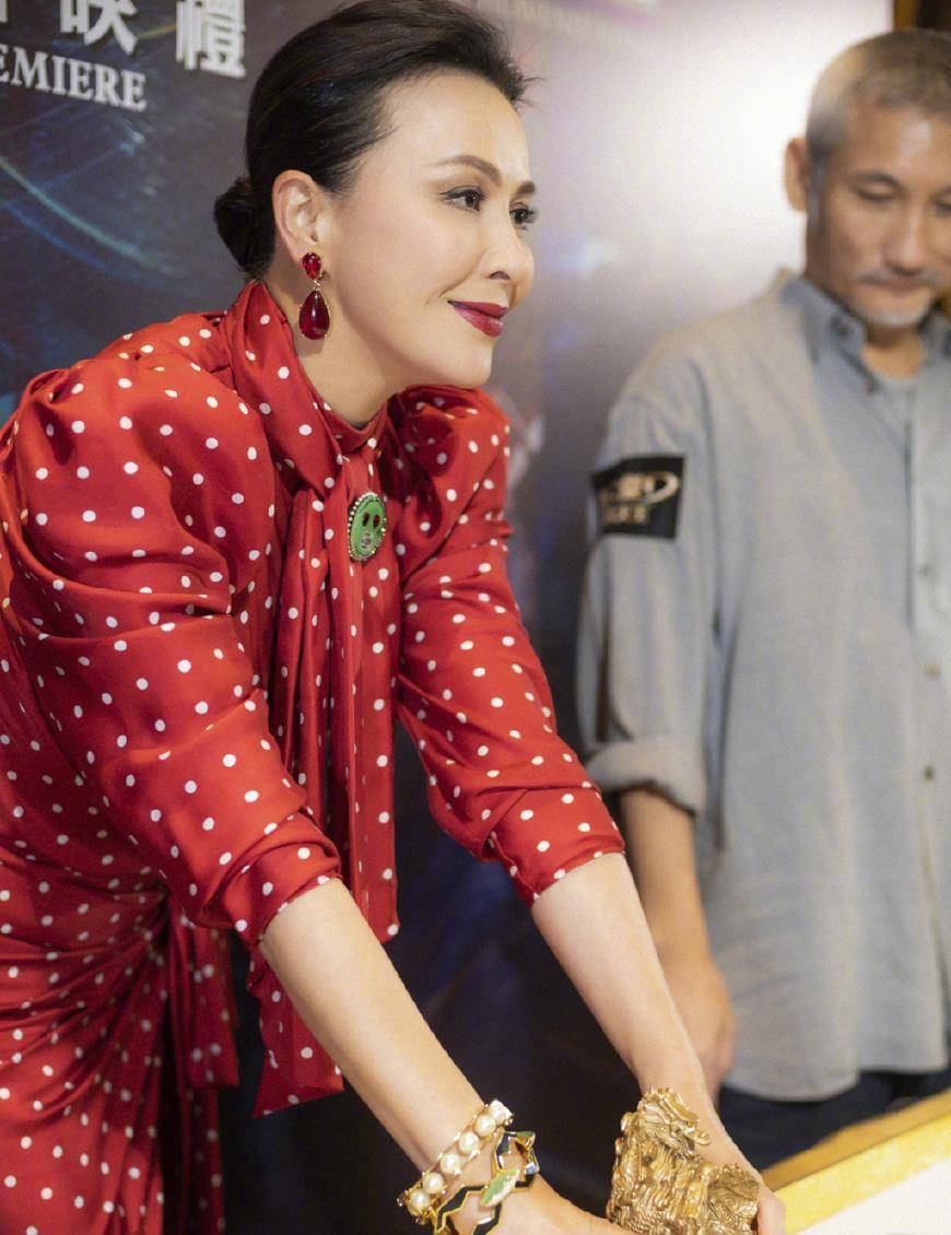 56岁刘嘉玲状态真好一袭波点裙端庄又大气盘起头发更优雅