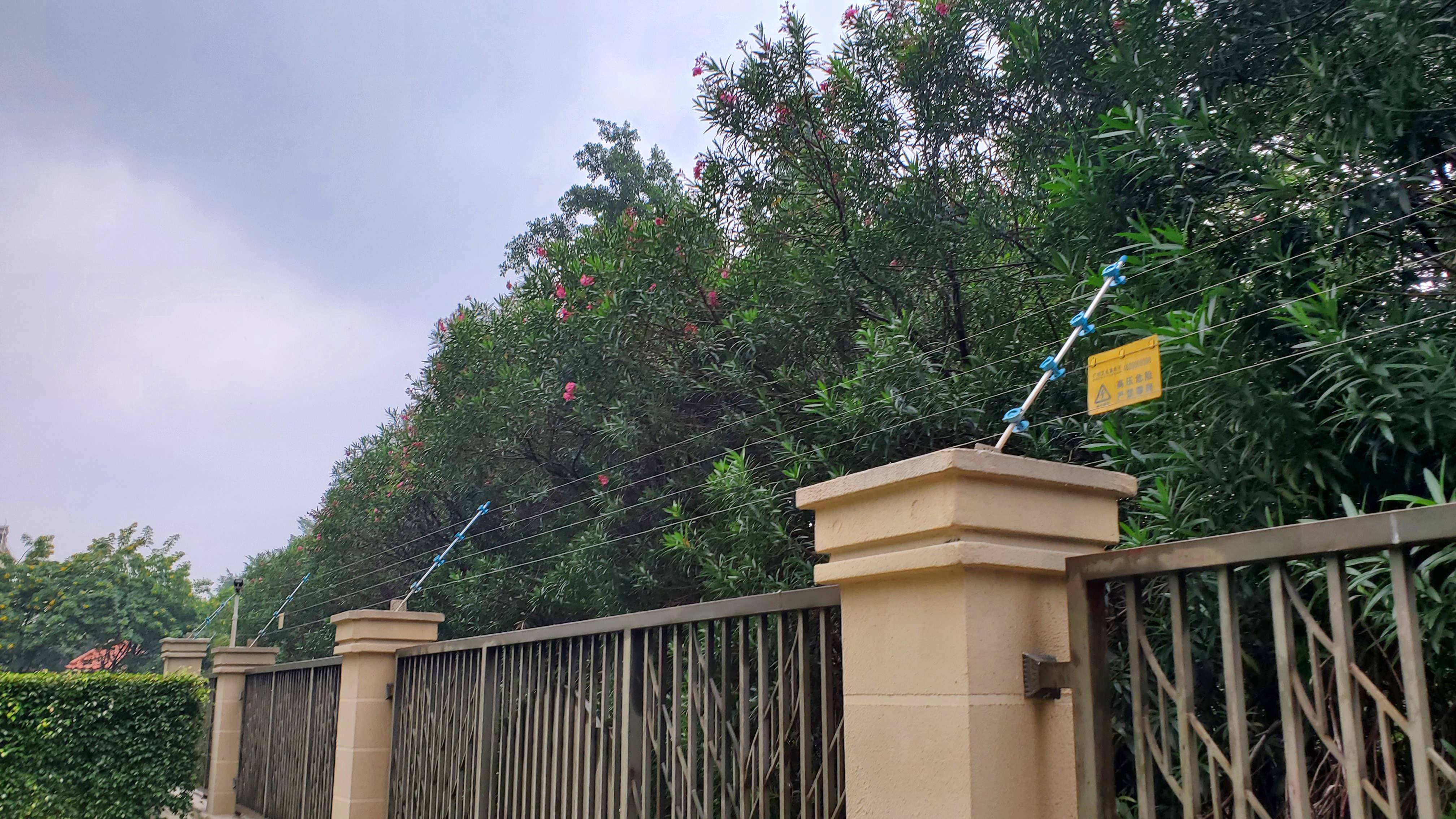 安防广州艾礼富电子脉冲电子围栏在某高档小区周界防范应用案例