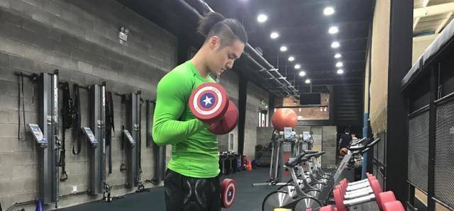 姜是一个对健身充满热情的个男明星.