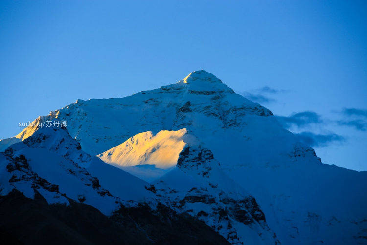 西藏有这么两座雪山：一座世人抢着攀登，一座却无人胆敢冒犯