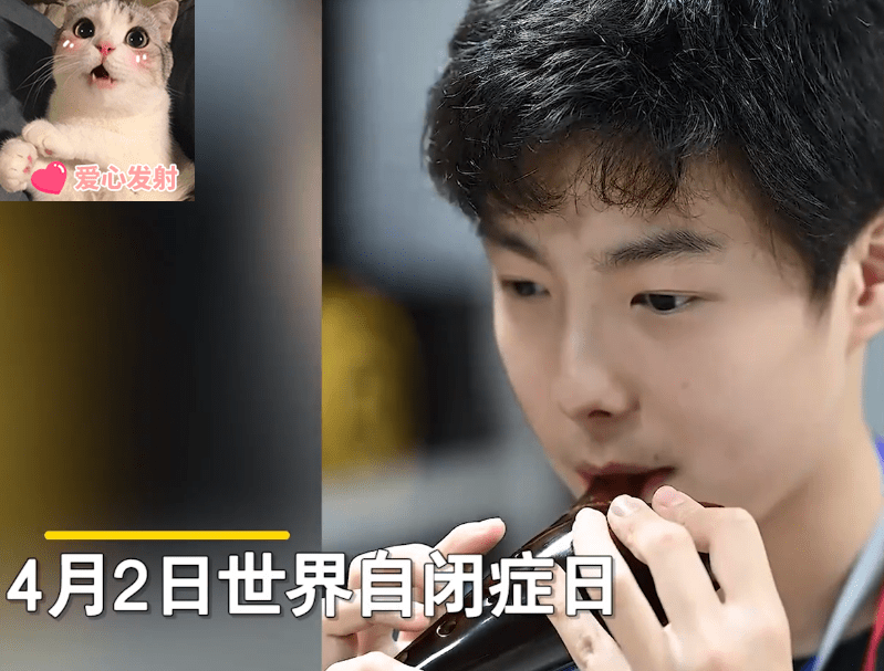 16岁高颜值"陶笛少年"走红,3岁查出自闭症,妈妈一直暖心陪伴_小岱
