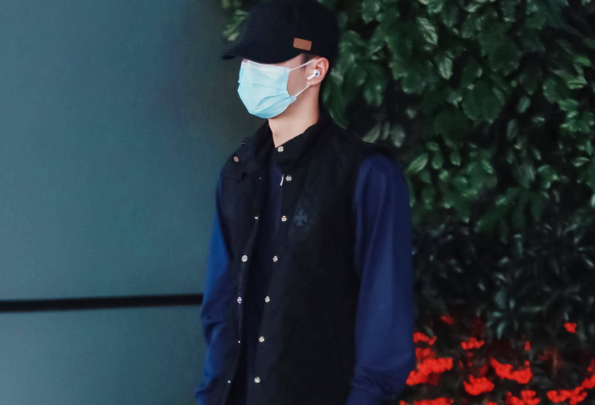 王一博打工人路透换风格,录制《天天向上》,戴眼镜穿毛衫太帅了