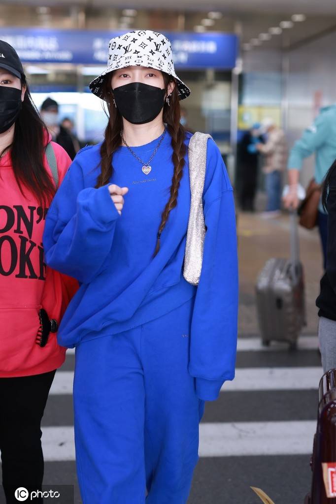 孟佳一袭蓝色运动装双马尾造型元气清爽