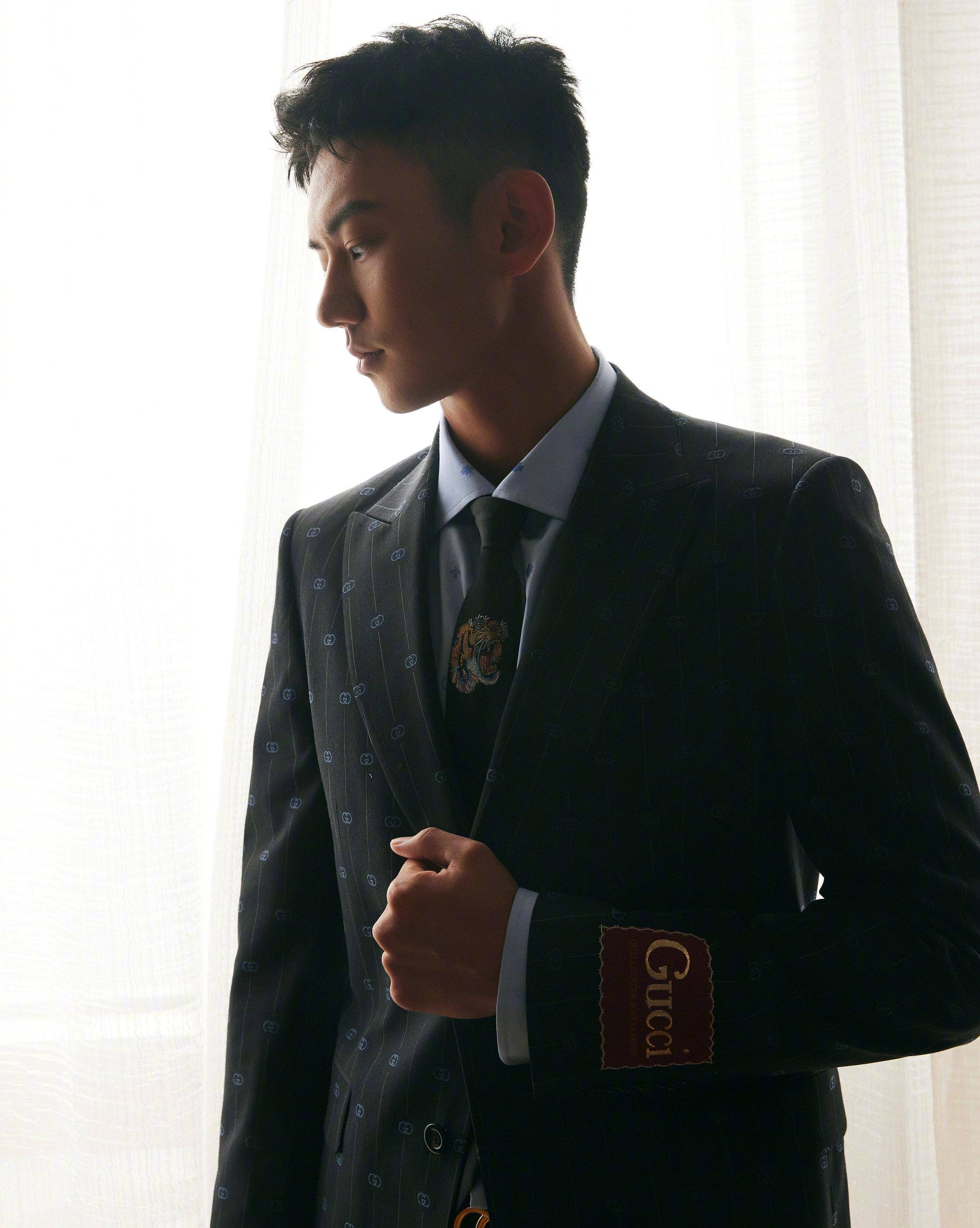 原创宁泽涛亮相奢侈品店穿大牌西装搞推广运动员都爱转型当明星