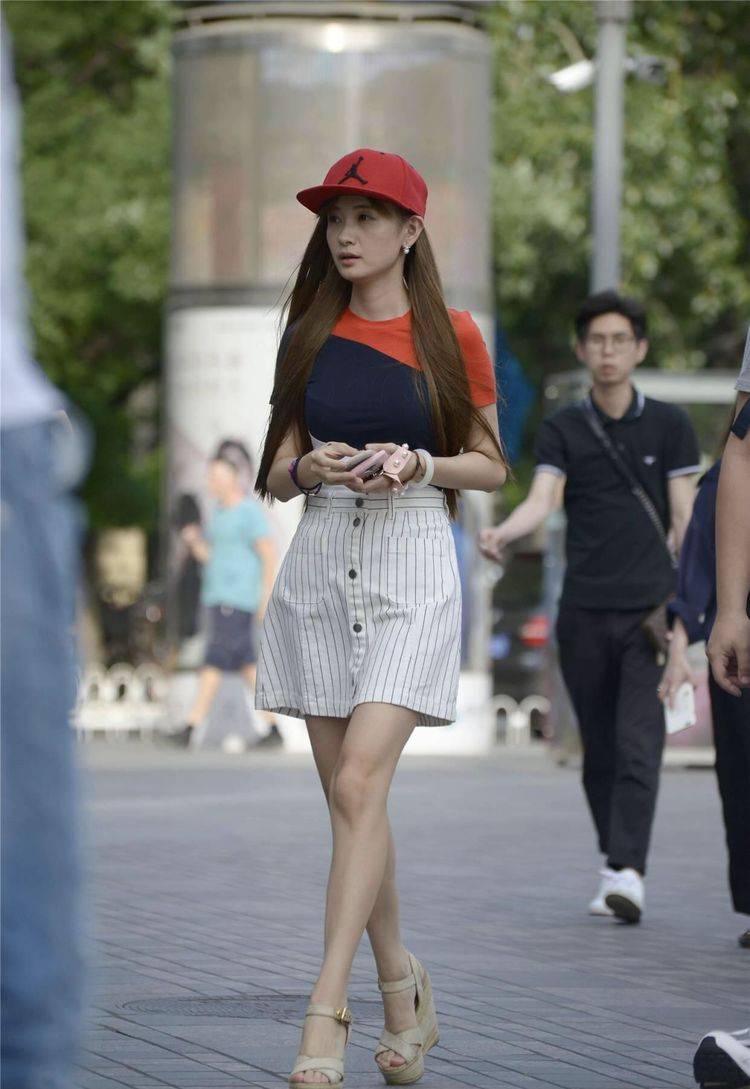 原创不被看好的坡跟鞋,在时尚街区姑娘脚下,被穿出高级感