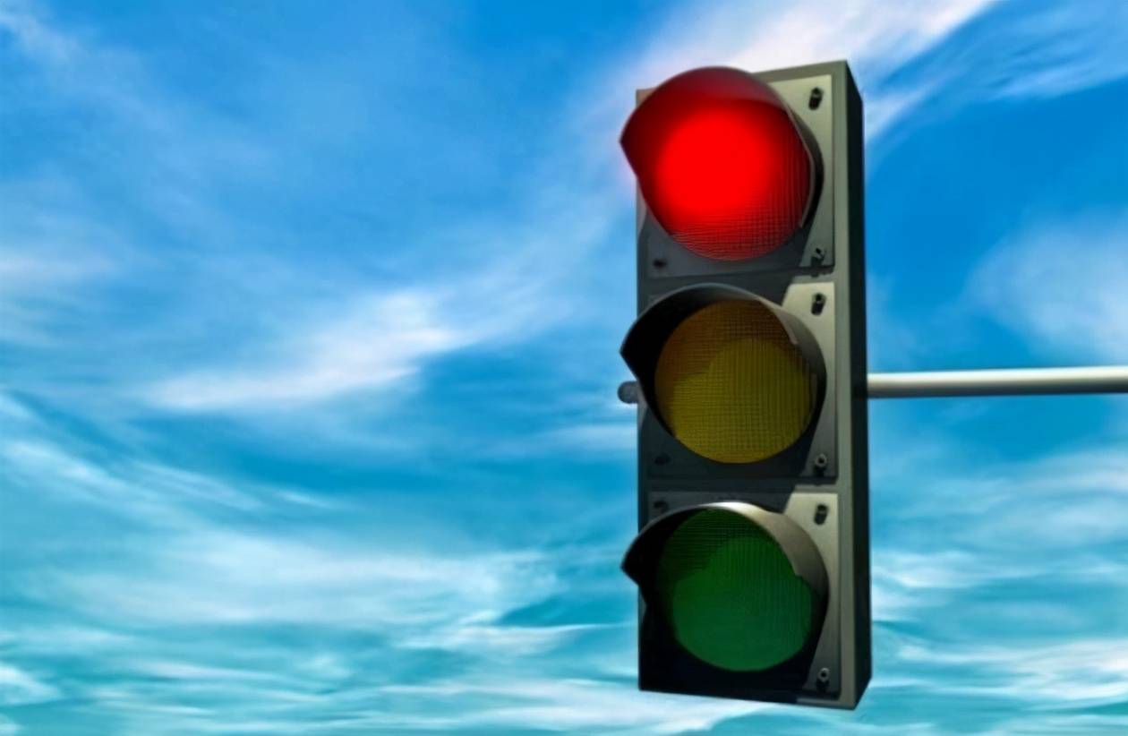 红灯亮10分钟不变绿能直接开过去吗