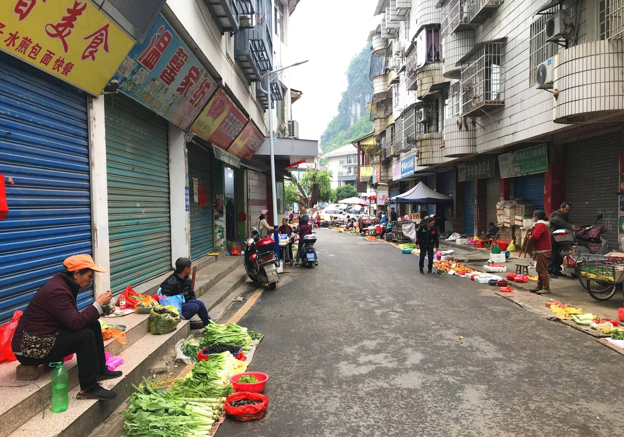 桂林阳朔西街的清晨，逛菜市场吃馄饨，早点摊这阵势见过吗？