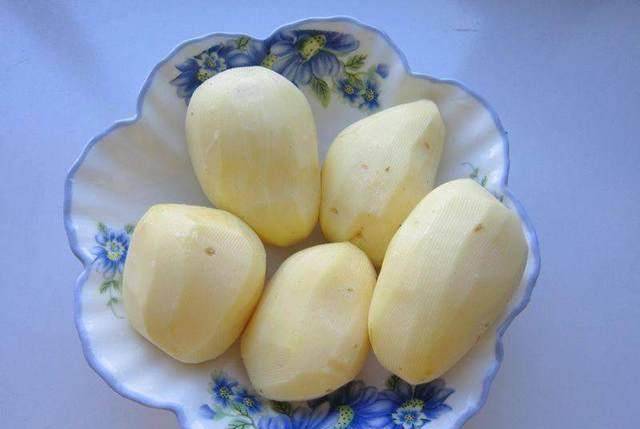 2.把土豆去皮洗净
