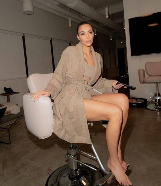 卡戴珊（Kardashian）成为亿万富翁，兜售一种唯物主义的生活方式，并被批评为有毒物质。