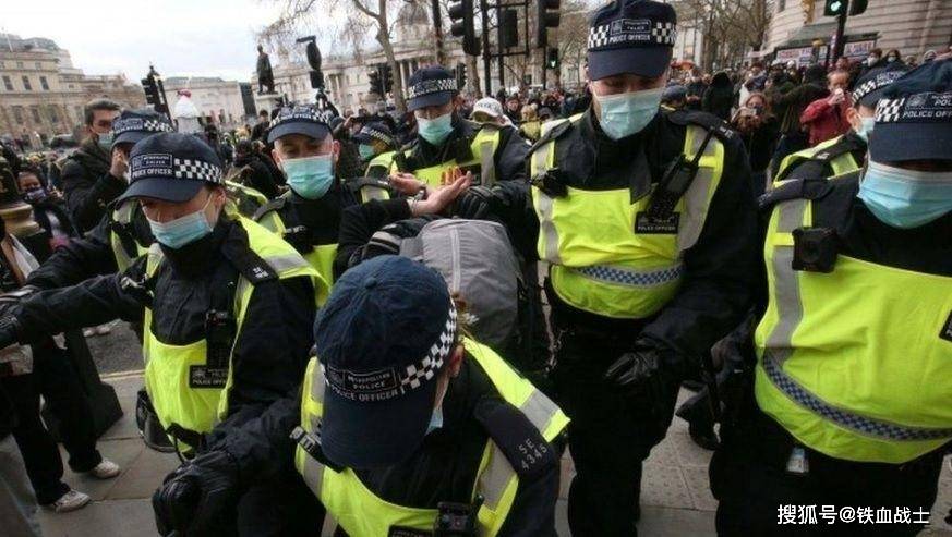 冲突已彻底失控，示威者和警察大打出手，伦敦这次真的是乱了