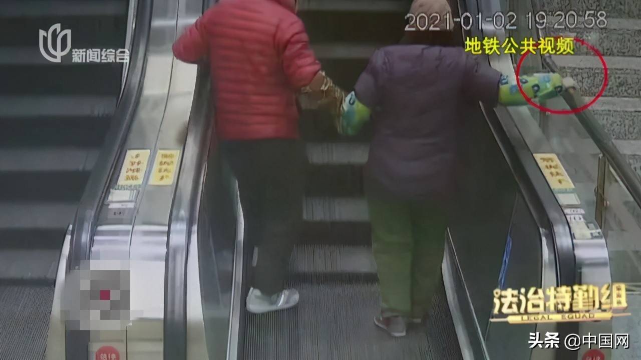 上海阿婆将老伴骨灰袋忘在地铁上，“吃货”乘客喜滋滋捡了回去