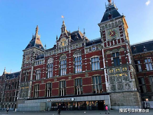 有人说，在荷兰首都阿姆斯特丹散步，就像在一个大型露天博物馆里散步一样
