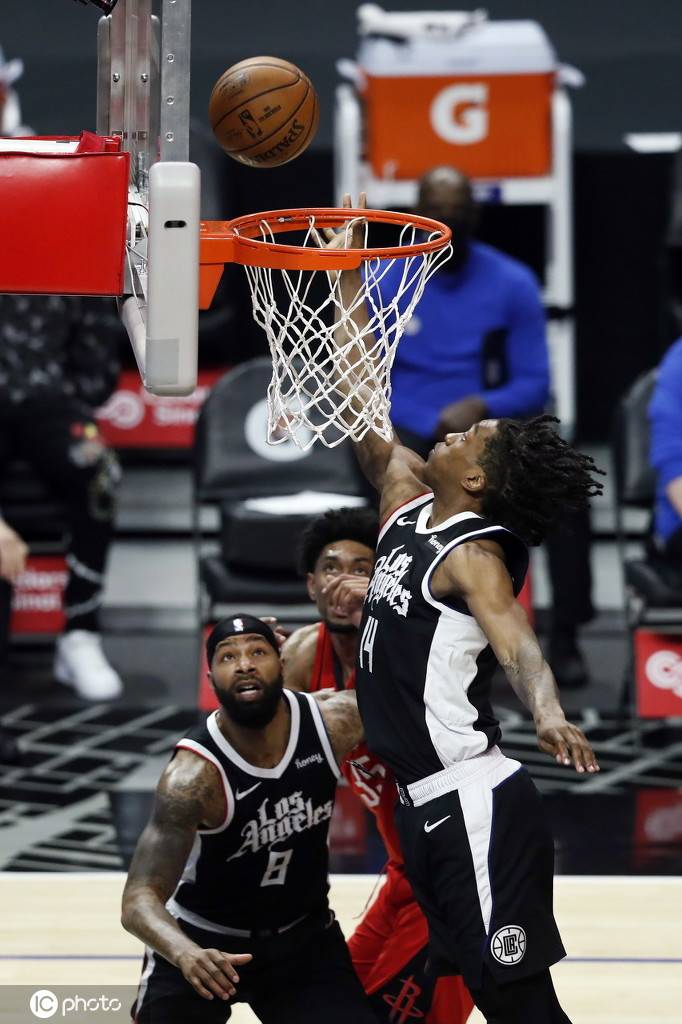 高清图:快船轻取火箭 伦纳德单手暴扣考神突破