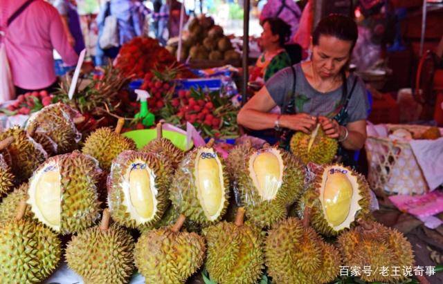 中国游客在泰国买水果，看到写着中文的牌子，大怒：回国