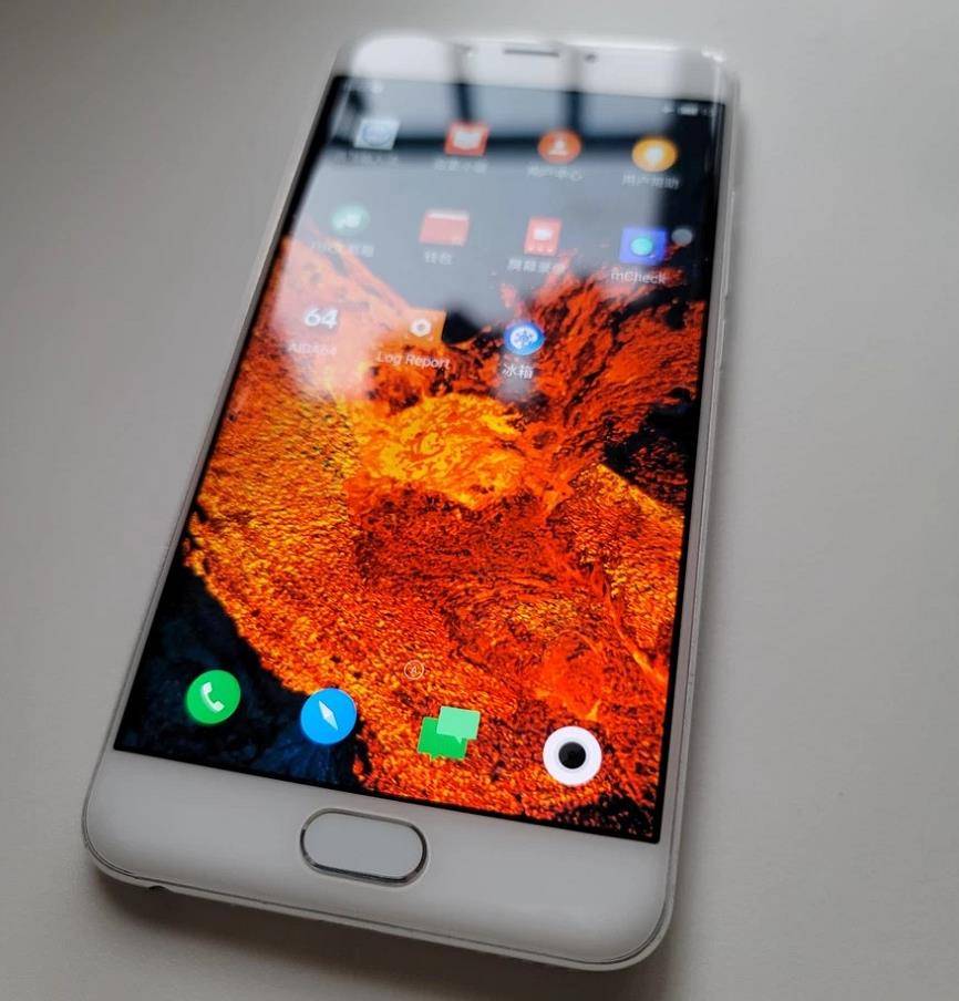 而就在近期,网上流出了另一部魅族副屏工程机的真机照片,原来当年魅族