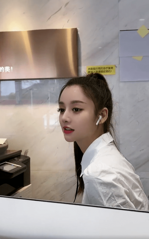 原创33岁女网红整容成迪丽热巴未修图与热巴极为相似整容前照片曝光