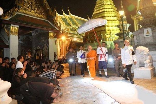 泰国地位最高的人，没有实权却受人尊重，国王见了也要下跪行礼