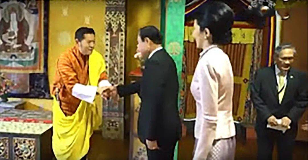 不丹王后地位高，与巴育握手对方90度鞠躬，国王都没这个好待遇
