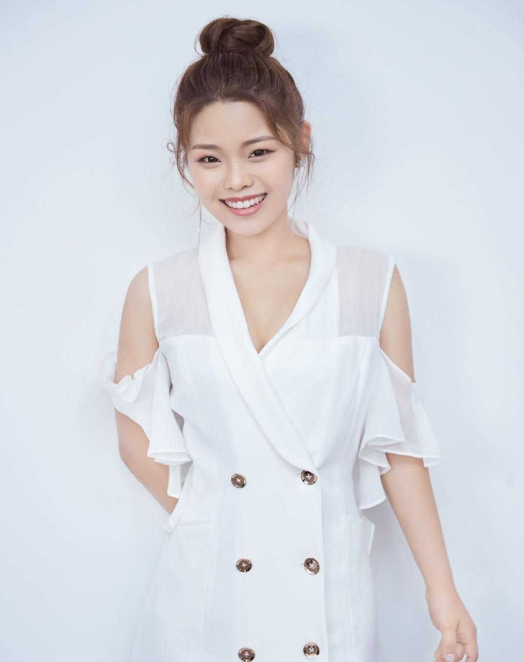 原创《武林外传》莫小贝被嫌丑?丸子头配白色西装裙,时尚减龄又好看