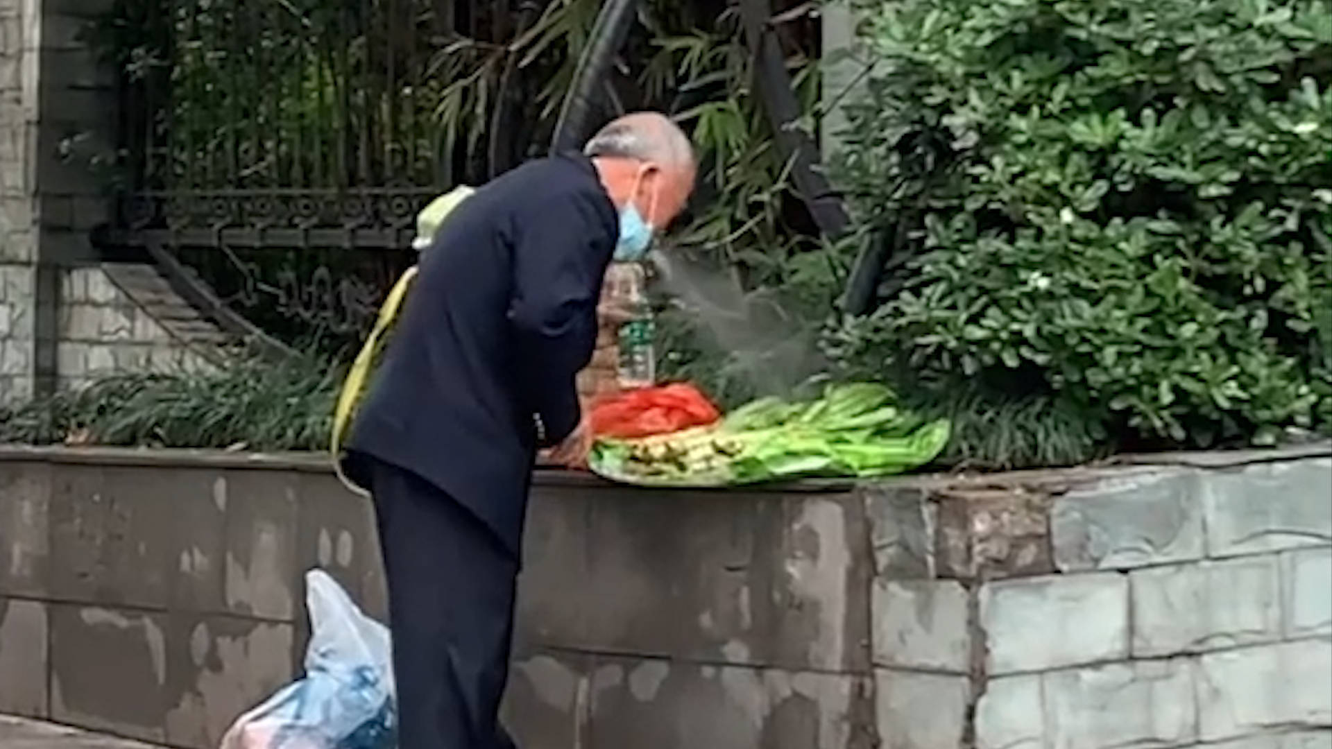 大爺街頭賣菜用嘴噴水保鮮網友傳說中的進口蔬菜