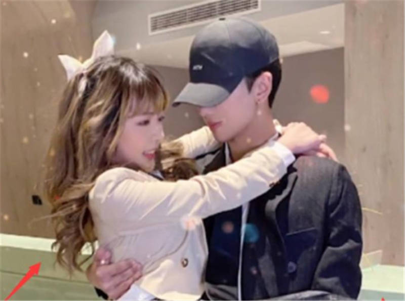 郝一点闺蜜小七首露脸摘墨镜人设有点崩同为出镜迪妹应对绝了