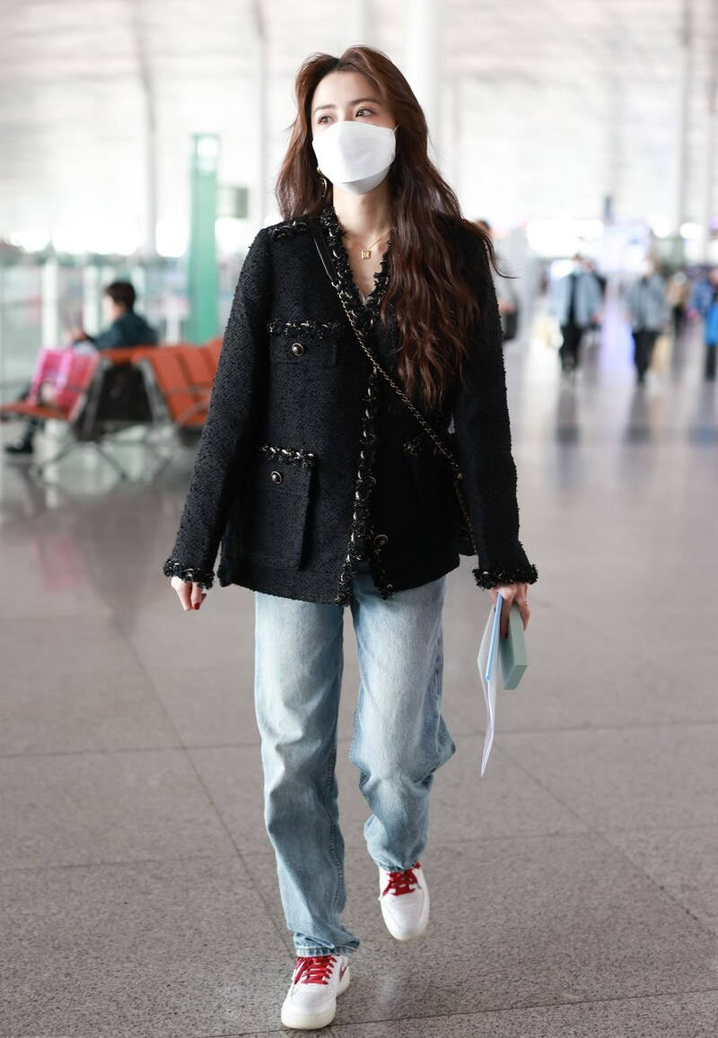 穿浅色牛仔裤有哪些坑不能踩?不要明度过高太鲜艳的衣服,很俗气