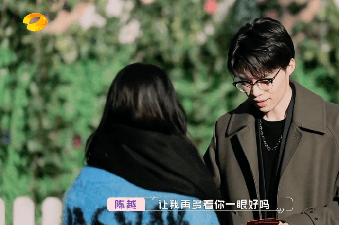 黄奕牵手崔伟，女儿穿一身奢侈品首次出镜，黄奕：她渴望父爱