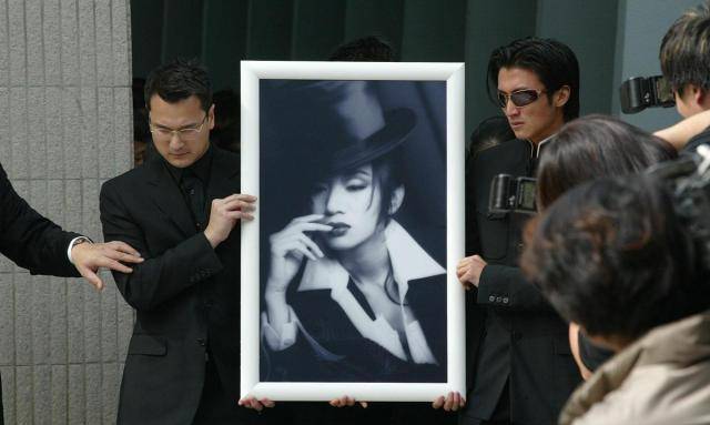 香港巨星葬礼上的扶灵人:刘德华梁朝伟两次抬棺,何超琼让人意外