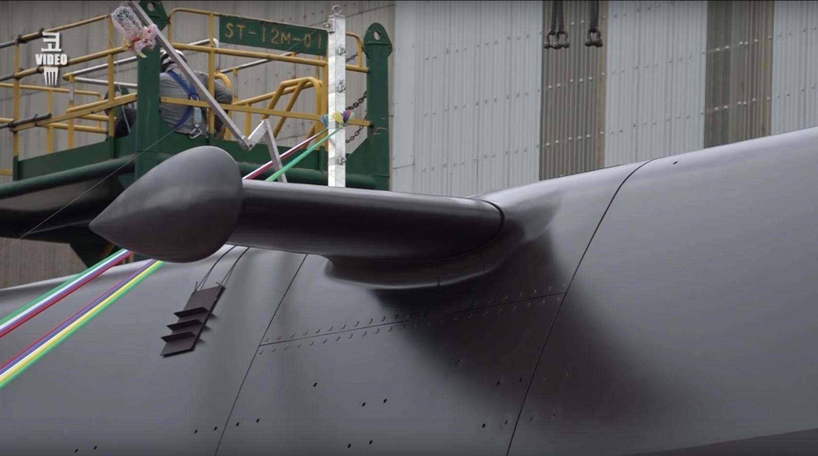 虽然该机有类似f-35的外观,但因为设计水平,制造工艺,发动机推力等