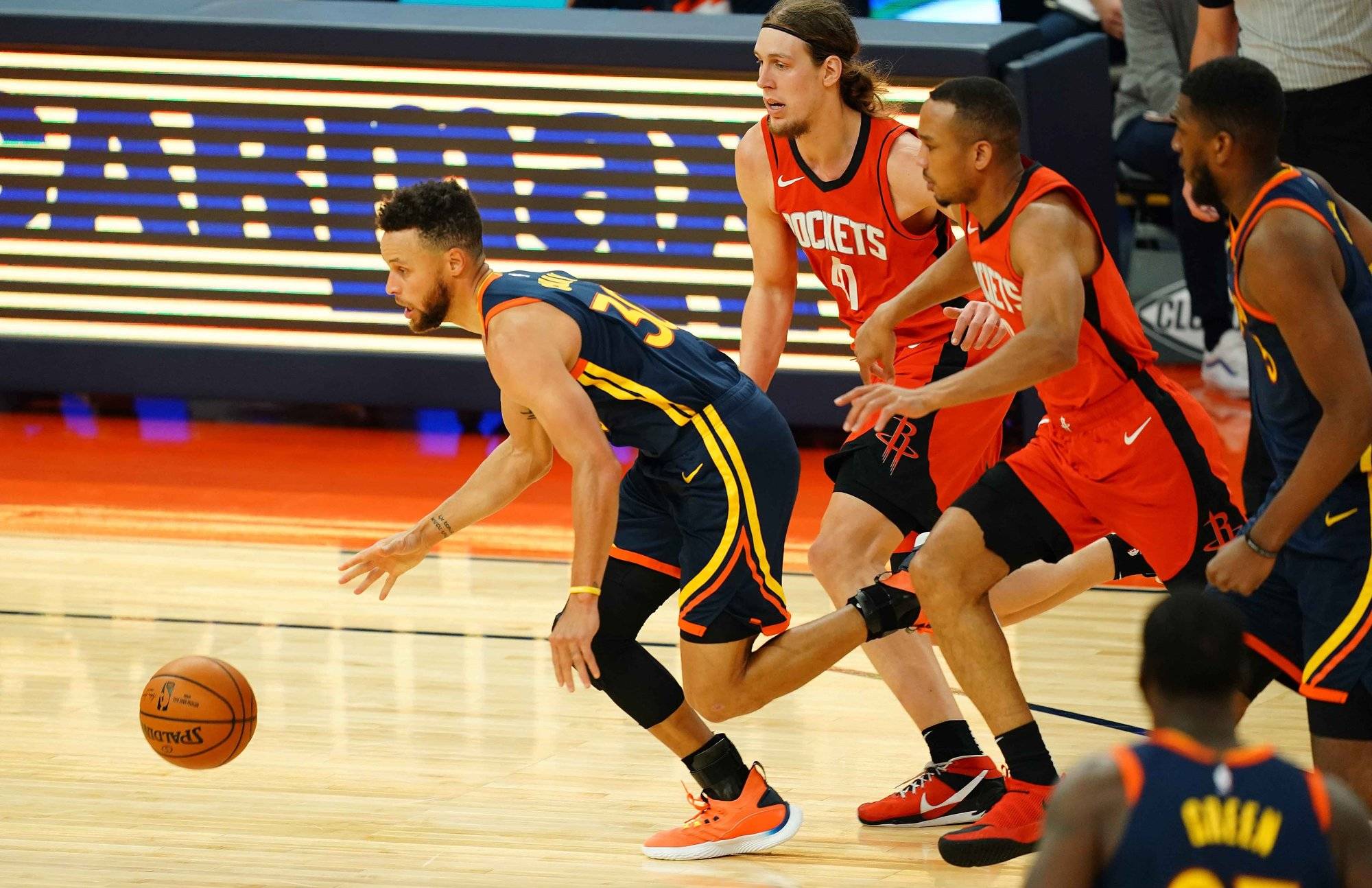 勇士对阵火箭125比109,库里表现神勇_比赛